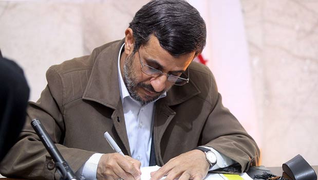 محمود احمدی نژاد رئیس جمهور، بخشنامه بودجه سال 92 کل کشور را ابلاغ کرد.