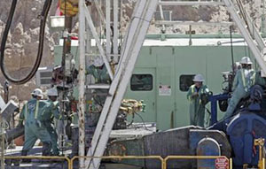 	وزیر معادن شیلی در بیانیه ای اعلام كرد كه ۳۳ معدنچی كه دو ماه است در عمق یك معدن در این كشور گرفتار شده اند تا اواسط این ماه نجات پیدا می كنند.