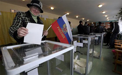 
نتایج اولیه نشان می دهد ۹۵ و پنج دهم درصد به الحاق کریمه به روسیه رای مثبت داده اند. در همین حال قدرت های غربی اعلام کردند این همه پرسی غیر قانونی است و تحریم هایی فوری به دنبال خواهد داشت.