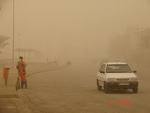 پدیده گرد و غبار و ذرات ریز معلق در هوا در شهرستانهای ایلام و مهران مدارس ابتدایی این شهرستانها را در نوبت صبح تعطیل کرد.

