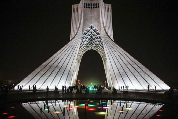 یک کارشناس گردشگری گفت: شهر تهران برای حضور گردشگران مناسب نیست. حرمت پیاده روها را رعایت نمی کنیم و آلودگی رفتاری و محیطی در شهر گردشگر را آزار می دهد.