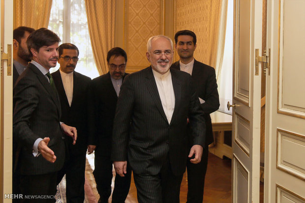 وزیر خارجه کشورمان با اشاره به این که ایران وارد مرحله جدیدی از روابط با اتحادیه اروپا شده است تصریح کرد: طرفین تلاش دارند تا با اجرایی شدن برجام، روند مناسبات تسریع شود.
