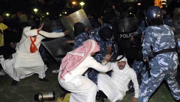یک سازمان فعال در امور حقوق بشر در کویت از زخمی شدن بیش از صد تظاهر کننده کویتی در تظاهرات روز یکشنبه خبر داد .