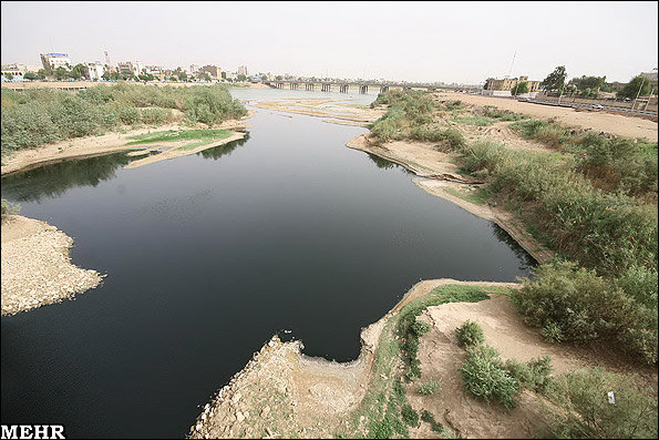 یک مقام مسئول در وزارت نیرو گفت: ساخت ۵ سد در حوضه کارون بزرگ و ۴ سد نیز در حوضه دز در دست مطالعه قرار دارد و ۳ سد نیز در این دو بخش در دست ساخت است.