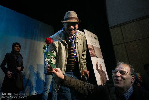 حسین محب اهری بازیگر سینما، تئاتر و تلویزیون بعد از سال‌ها مبارزه با بیماری سرطان، بامداد امروز دار فانی را وداع گفت.