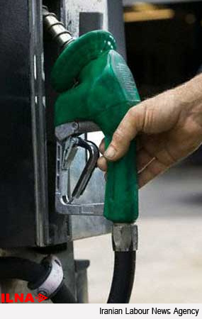 هر لیتر بنزین سهمیه‌ای به قیمت 700 تومان و هر لیتر بنزین آزاد نیز با نرخ 1000 تومان به فروش خواهد رسید.