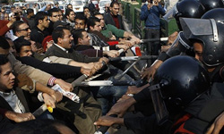 حمله نيروهاي پليس مخفي مبارك به معترضين ، زخمي شدن 1000 نفر در درگيري ميدان التحرير و تشكيل ديوار انساني براي جلوگيري از نفوذ نيروهاي امنيتي مبارك به ميدان التحرير از مهم‌ترين تحولات امنيتي مصر است.