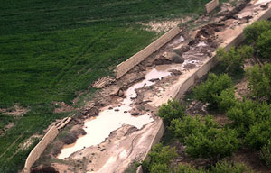 در پی بارندگی های شدید دیروز و شب گذشته سد خاکی وشته و پل ارنجک در نزدیکی شهر قزوین شکسته و موجب جاری شدن سیلاب بی سابقه در شهر قزوین شد.