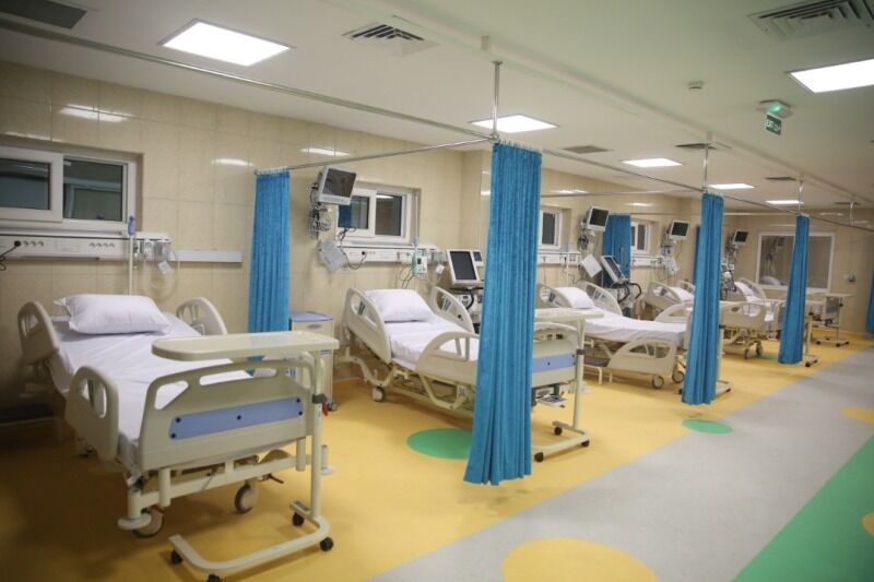 عضو کمیسیون بهداشت و درمان مجلس شورای اسلامی گفت: توزیع تخت‌های بیمارستانی در کشور عادلانه نیست و تعداد آن در برخی استان‌ها ممکن است به ازای هر هزار نفر، ۲.۵ تخت و در برخی استان‌ها ۰.۷ تا یک باشد.