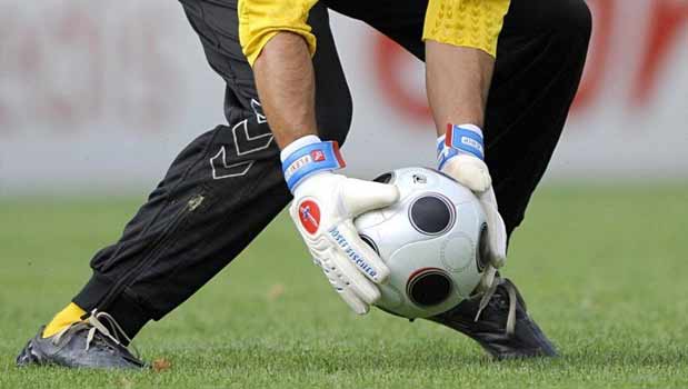 سازمان لیگ برتر فوتبال سرانجام قانون منع حضور دروازه‌بان‌های خارجی در لیگ برتر را لغو کرد.