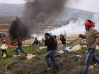 جنگنده های ارتش رژیم صهیونیستی بامداد امروز به جنوب نوار غزه حمله و سه موشک به شرق شهر خانیونس شلیک کردند.به گفته پلیس رژیم صهیونیستی این حمله به بهانه شلیک یک موشک از داخل نوار غزه به یک منطقه در جنوب فلسطین اشغالی صورت گرفته است.
