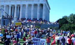 صدها هزار آمريكايي در تظاهراتي اعتراض‌آميز در واشنگتن اعتراض خود را به سياست‌هاي اقتصادي و جنگ‌طلبانه آمريكا نشان دادند.