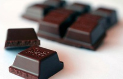 شکلات تلخ یکی از ده ماده غذایی جوانی است.