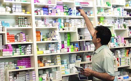 رئیس سازمان غذا و دارو با بیان اینکه ۱۳۶ قلم دارو به قیمت سال ۹۱ بازگشت گفت: درباره بقیه داروها نیز بیمه ها قیمت گذاریهای جدید را پذیرفته و سطح پوشش را بالا برده است.