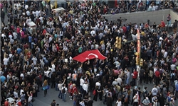 هزاران نفر از معترضان به سیاست‌های دولت اردوغان با هدف اعلام همبستگی با تظاهرات‌کننده‌ کُردی که در جریان تظاهرات‌های اخیر در جنوب ترکیه به دست نیروهای امنیتی کشته شد، در شهر استانبول تظاهرات کردند.

