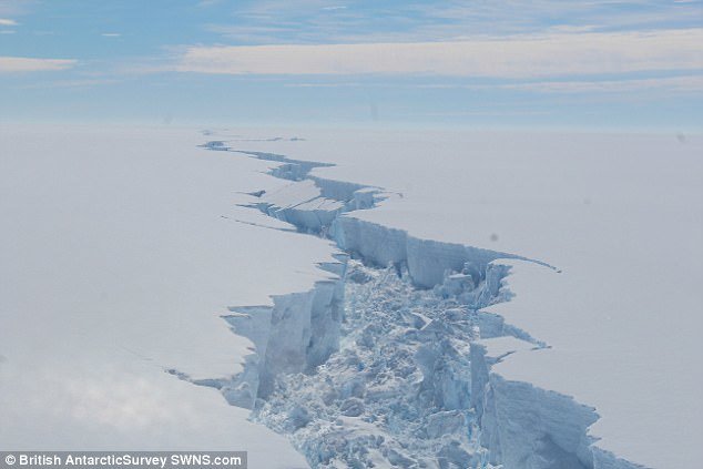یک کوه یخ غول پیکر در ابعاد شهر نیویورک به زودی از توده یخی برونت در قطب جنوب جدا شده و حرکت مستقل خود را در آب های اقیانوس آغاز خواهد کرد.
