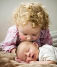فاصله سنی ایده‌آل بین فرزندان 5 تا 6 سال است، بااین فاصله فرزند اول تا این سن توانسته لذت تک فرزند بودن را بچشد و پس از آن راحت‌تر می‌تواند آمدن فرزند دوم را بپذیرد.