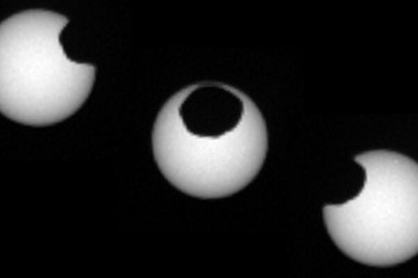 مریخ نورد کنجکاوی ناسا تصاویری از ۲ قمر سیاره مریخ به ثبت رسانده که در حال گذر از جلوی خورشید بوده و موجب خورشیدگرفتگی شده اند.