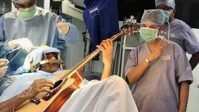 یک نوازنده هندی در حالیکه در اتاق عمل تحت جراحی بود، گیتار نواخت تا برای درمان گرفتگی غیرارادی عضلات انگشت‌هایش به پزشکان کمک کند.