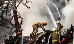 ۵۶ ساعت از آتش‌سوزی در ساختمان پلاسکوی ۵۴ ساله و فرو ریختن این ساختمان و دفن دست‌کم ۲۰ آتش نشان می‌گذرد و تلاش‌ها برای یافتن پیکرهای قربانیان و افراد زنده احتمالی ادامه دارد.