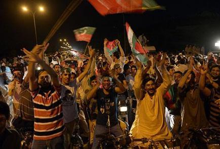 هزاران نفر از هواداران دو حزب (تحریک انصاف و جنبش مردمی) پس از طی مسیر ۳۰۰ کیلومتری از لاهور به سمت پایتخت ، دو روز پیش وارد اسلام آباد شدند . معترضان تاکید کرده اند:تا تحقق خواسته هایشان ،به تظاهرت و تحصن ادامه خواهند داد .