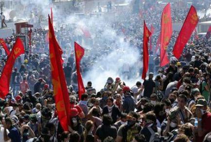با وجود سرکوب‌های پلیس، تظاهرات ضد دولتی در ترکیه و در «پارک گزیِ» استانبول همچنان ادامه دارد. هزاران وکیل نیز امروز در سراسر ترکیه برای اعتراض به بازداشت ۷۳ نفر از همکاران خود تظاهرات کردند.