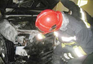 	 	
	
	
	
		نشت بنزین از اتصالات انتقال سوخت بار دیگر منجر به بروز آتش سوزی در یک دستگاه خودروی سواری شد.